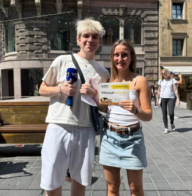 Fabian und Theresa on Tour! 🎤 Unsere beiden Sommerpraktikanten waren diese Woche mit dem Mikro unterwegs und haben euch nach eurer Meinung gefragt! 😃 Mehr hört ihr im Programm bei uns auf Radio VM1. 👏🏻