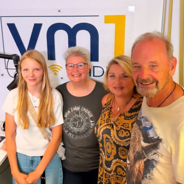 Heute sind Angela Wiedl, ihr Ehemann Uwe Erhardt (ehemals Mitglied der beliebten Volksmusikgruppe Die Schäfer) und Tochter Gina Wiedl bei uns im VM1 Nachmittag bei Lilly Staudigl im VM1-Studio zu Gast. 👏🏻🎶🎤

@lillystaudigl