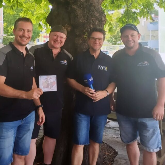 Nach dem Frühschoppen geht es gleich sportlich weiter für unseren lieben Karli Lenz ➡️ mit einer
CD-Vorstellung: Die Specky´s sind ab 18 Uhr bei uns zu Gast! 🎤💿