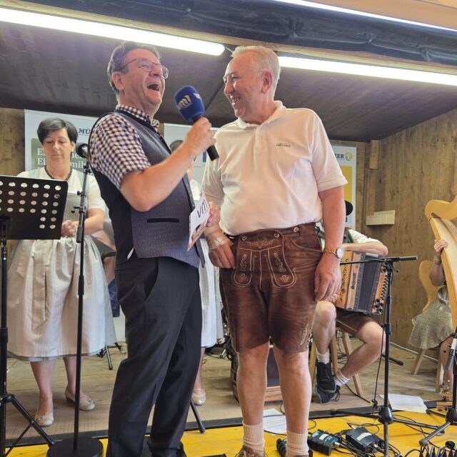 Was für ein tolles Wochenende! 👏 Hier haben wir ein paar Eindrücke vom gestrigen VM1 Frühschoppen auf der Edlseer-Alm in Birkfeld für euch! ➡ Die Aufzeichnung der Veranstaltung gibt's am kommenden Sonntag ab 11 Uhr bei uns auf Radio VM1 zu hören! 🎶😃

@karli.lenz @die_edlseer_official @diejogllaender @franzlgruber_tanzlmusi