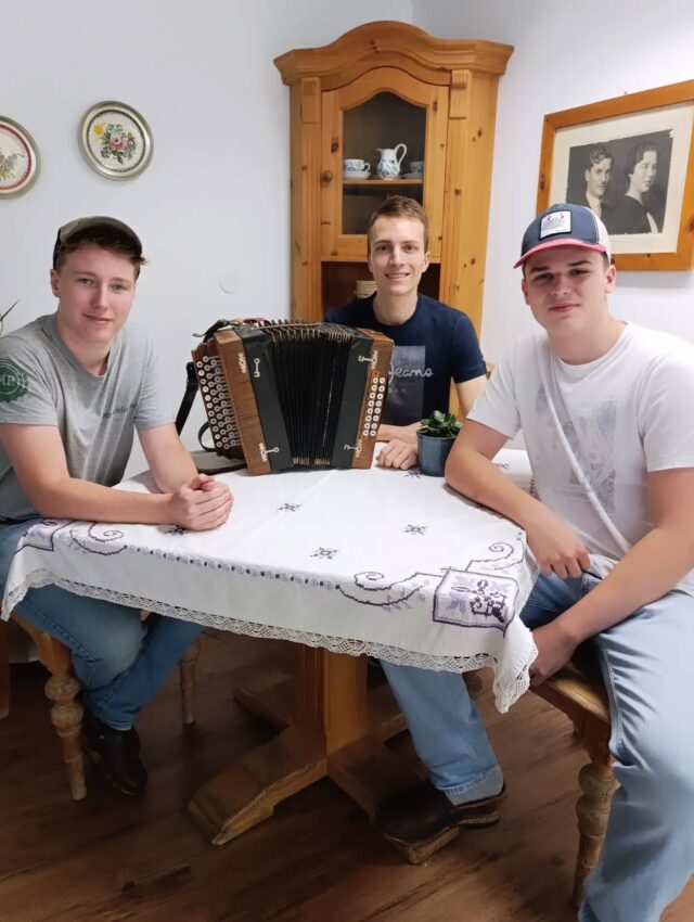 Benedikt und Georg vom Zillertaler Bergecho sind jetzt bei uns im VM1 Nachmittag zu Gast und sie haben was Besonderes für uns mitgebracht: ihre erste Single "Unser Echo pfeift über'n Berg!" 🎶 Ab 15 Uhr live ON AIR 🎤

@zillertaler_bergecho @bammerphilipp