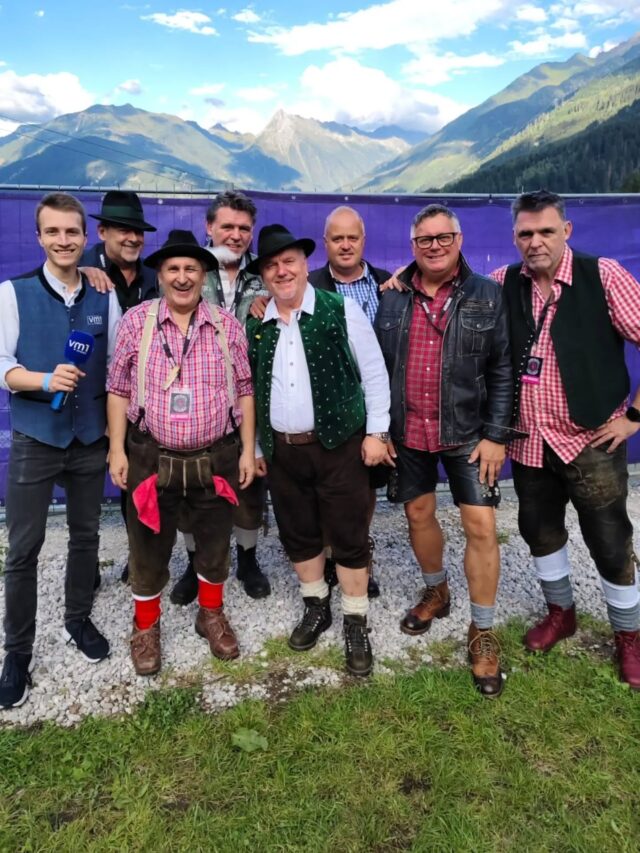 Was für eine Stimmung beim Schürzenjäger Open Air in Finkenberg! 👏🏻 Philipp Bammer war für euch mit dabei und lässt uns heute ab 16 Uhr im VM1 Nachmittag an diesem einzigartigen Fest teilhaben! Hört rein und seid dabei! 🎤🎶

@schuerzenjaegerofficial @alpenrebellen_official @bergsignal_official @freddymanfredpfister @bammerphilipp @tiroler_schmaeh @dominikofner_official