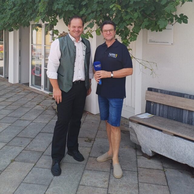Karli Lenz ist für die VM1 Heimatgrüße unterwegs und stellt uns heute wieder eine besondere Gemeinde vor. 👏 In der sogenannten Lipizzanerheimat in der Weststeiermark liegt die Marktgemeinde Ligist und diese hat einiges zu bieten: Angefangen von einem Keltenhaus, über ein Heimatmuseum oder einem alten Hammerwerk bis hin zum idyllischen Marktplatz ist alles mit dabei. ➡ Um 11 Uhr hören wir mehr!