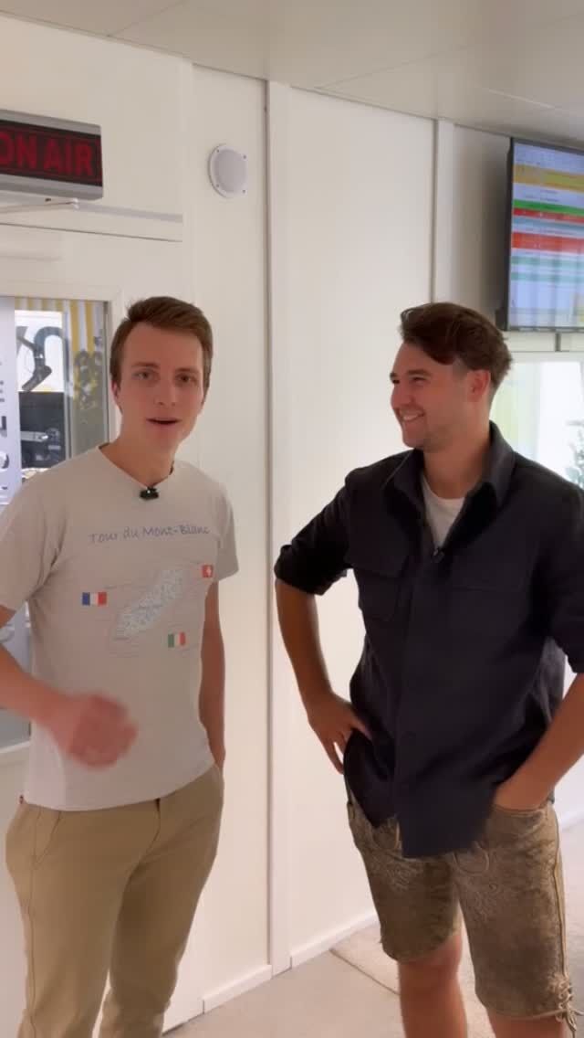 Jetzt im VM1 Studio zu Gast: Chris Steger! 👋🏻 Was er und erzählt? Spannendes über seinen musikalischen Weg, seine bevorstehende Tournee und natürlich gibt es viel Musik und seine besten Hits! ➡️ Einschalten, dranbleiben und mithören! 👏🏻

@chris__steger