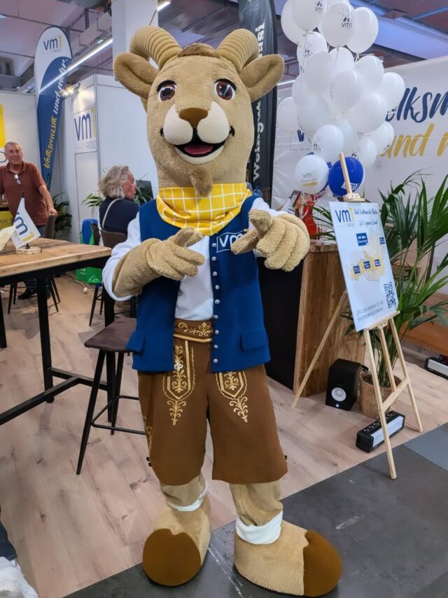 Wer hat ihn schon gesehen, unseren lieben "Volki"? 😁 Das neueste Mitglied der VM1 Familie ist für euch auf der Innsbrucker Herbstmesse unterwegs! Zum Kennenlernen, Foto machen und Kuscheln! Und das Beste: tolle Familienpreise hat er auch mit im Gepäck - von Eintrittskarten für verschiedene Freizeitaktivitäten bis hin zum Familienurlaub in Mittersill! ➡️ Volki suchen, fotografieren und beim Gewinnspiel mitmachen lohnt sich! 👏🏻