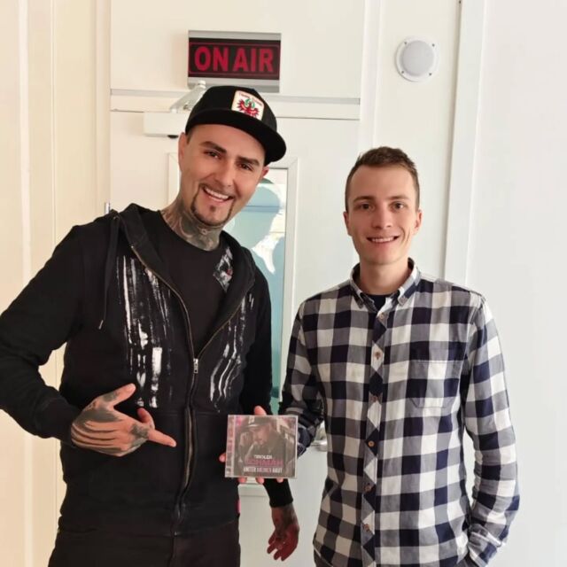 Tiroler Schmäh hat eine Neue! 😉 Und zwar sein Album "Unter meiner Haut" 🎶 Jetzt ist er bei Philipp Bammer live zu Gast im VM1 Studio ➡️ einschalten, dran bleiben, mithören! 👍🏻

@tiroler_schmaeh @bammerphilipp