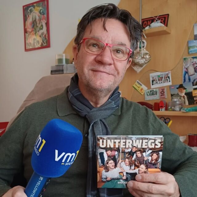 Karli Lenz denkt wohl schon an seine bunte Musistund heute um 20 Uhr. ➡️ Er stellt uns die BruckZuckMusi vor mit ihrem neuen Album "Unterwegs". 🎶🎤

@bruckzuckmusi @karli.lenz