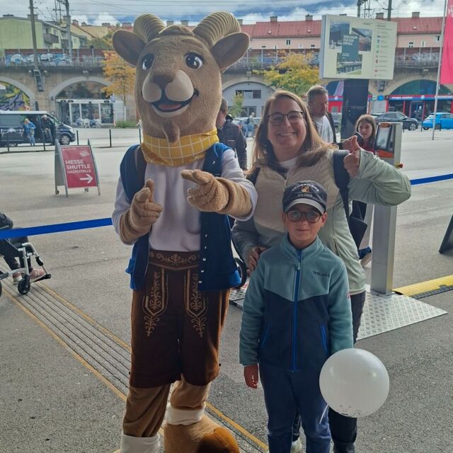 Alle Gewinnerinnen und Gewinner unseres Messe-Gewinnspiels sind ausgelost und freuen sich schon über ihre tollen Preise! 👏 Einen Auszug der Fotos mit unserem VM1-Maskottchen "Volki" findet ihr hier zum Durchstöbern! 📸 Wir sagen DANKE für's Mitmachen und ➡ die nächste Chance kommt bestimmt! 😉